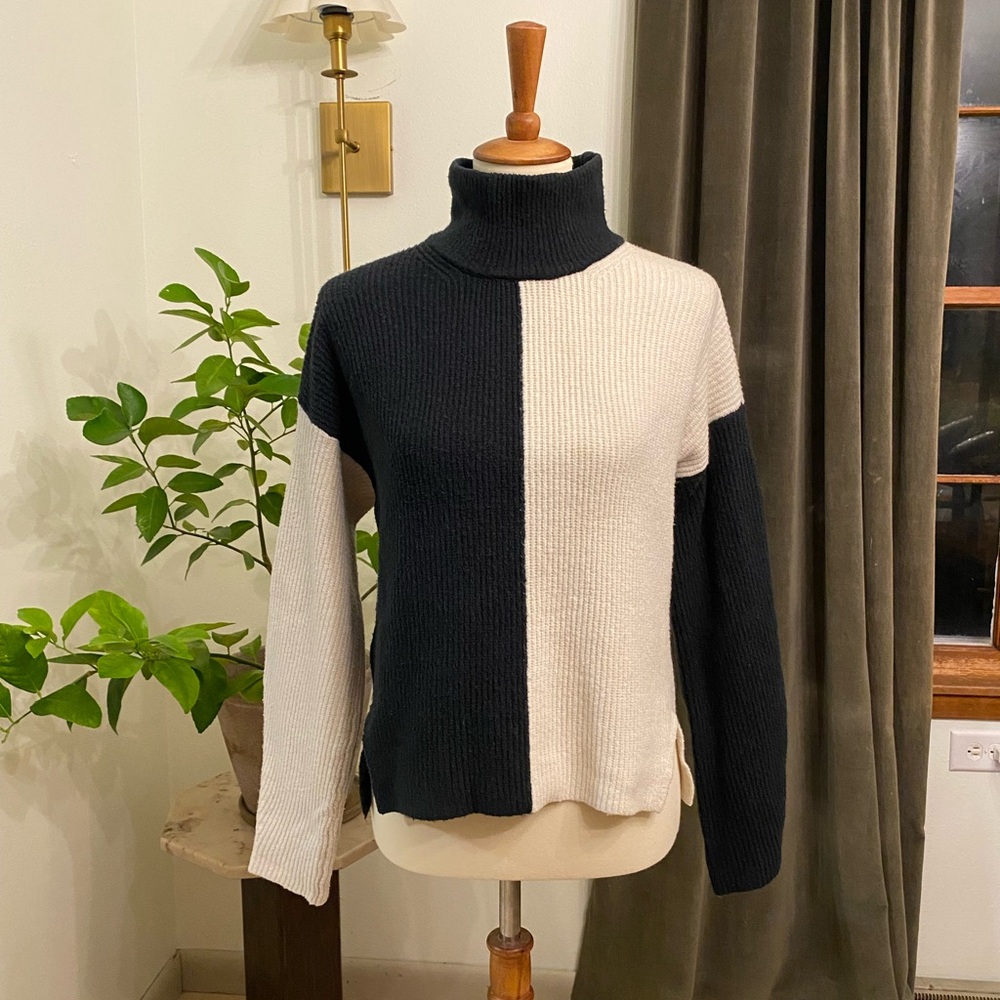 Abercrombie & Fitch Black and Cream Color block Sweater